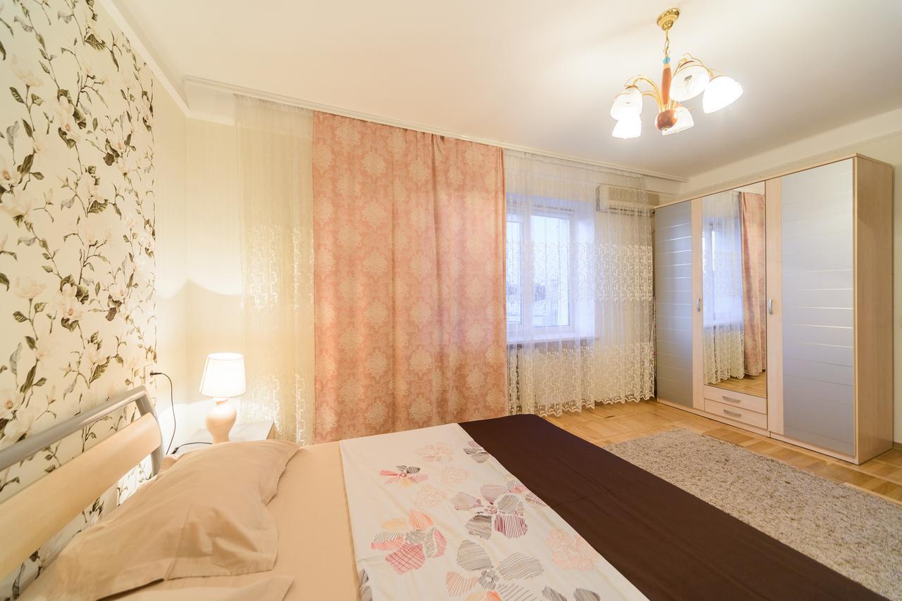 Apartment On Lesi Ukrainky Blvd Kiev Luaran gambar